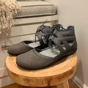 🍋LIKE NEW NAOT SANDALS